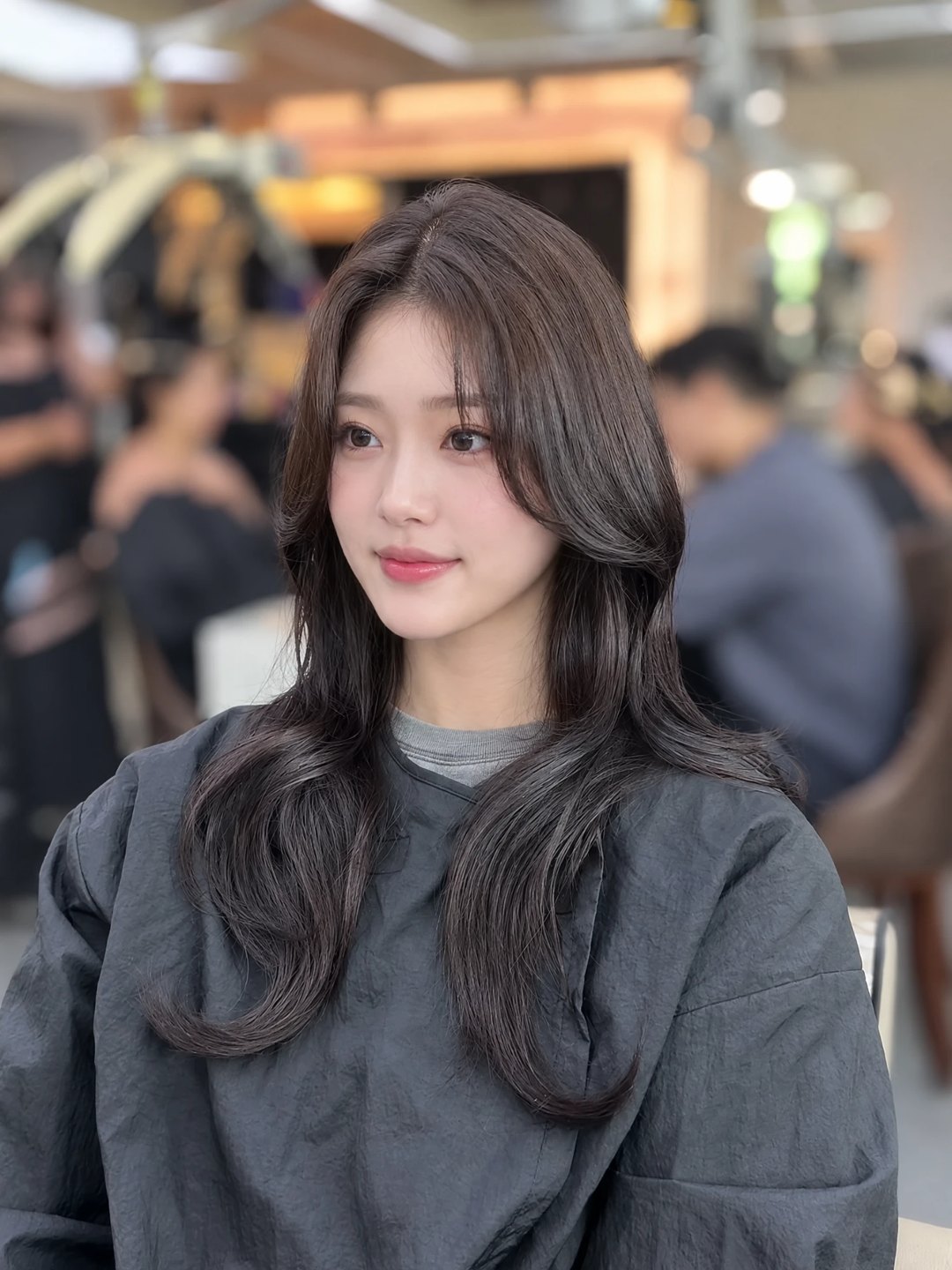 로이드밤 매장에서 시술을 마친 긴 웨이브 헤어